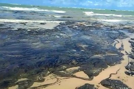 Óleo que atingiu praias do Nordeste não é brasileiro afirma Bolsonaro