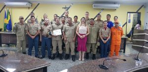 Ada Dantas homenageia servidores que salvaram vítimas do agressor do facão Ada Dantas homenageia servidores que salvaram vítimas do agressor do facão