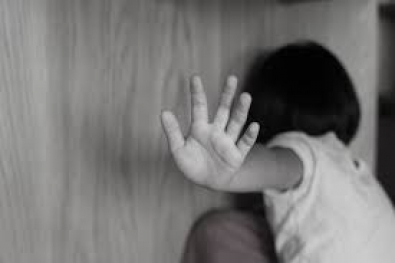 Bêbado, padrasto confessa em áudio ter estuprado a enteada de 12 anos Bêbado, padrasto confessa em áudio ter estuprado a enteada de 12 anos