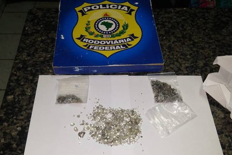 Casal é apreendido com cerca de 2.000 pedras preciosas em Rondônia Casal é apreendido com cerca de 2.000 pedras preciosas em Rondônia