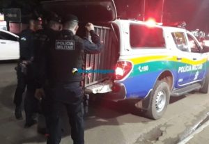 Homem não aceita o fim do casamento, incendeia móveis e tenta matar a ex com uma pá Homem não aceita o fim do casamento, incendeia móveis e tenta matar a ex com uma pá