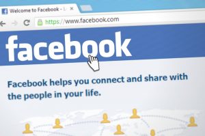 Mulher é agredida pelo marido após se recusar a informar senha do Facebook Mulher é agredida pelo marido após se recusar a informar senha do Facebook