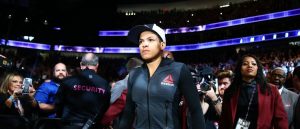 Amanda Nunes é levada para hospital e luta no UFC é cancelada Amanda Nunes é levada para hospital e luta no UFC é cancelada