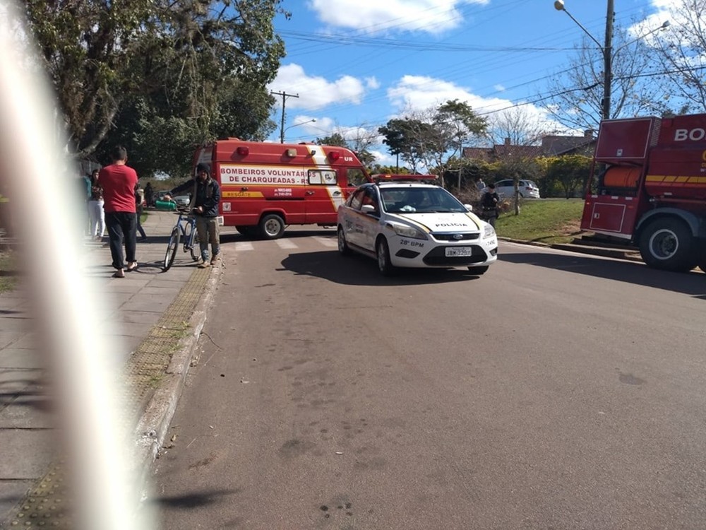 Adolescente invade escola e deixa alunos e professores feridos