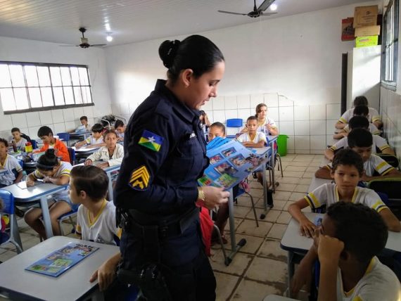 Alunos da Escola Tancredo Neves de Ji-Paraná estão participando do Proerd