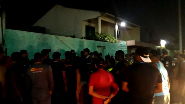 Assaltantes levam surra da população após roubo com arma de brinquedo Assaltantes levam surra da população após roubo com arma de brinquedo