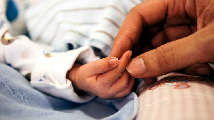 Bebê de nove meses agredido e queimado com cigarros Bebê de nove meses agredido e queimado com cigarros