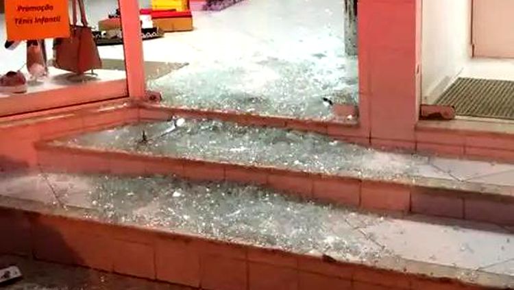Foragido é flagrado arrombando loja na região Central de Porto Velho Foragido é flagrado arrombando loja na região Central de Porto Velho