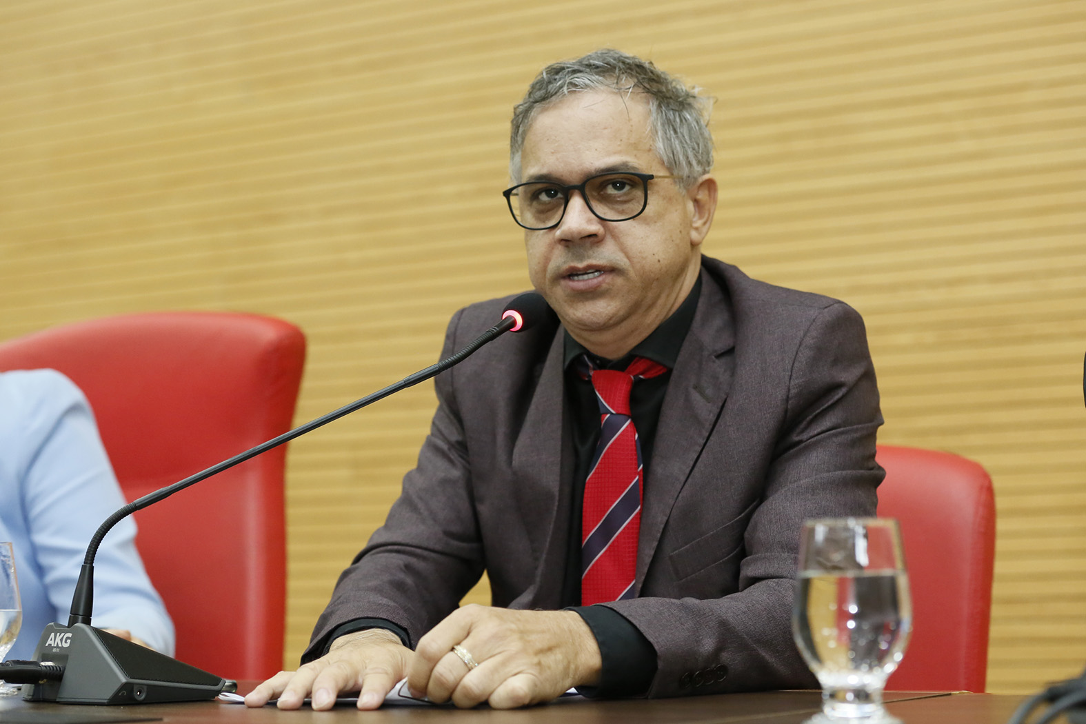 Deputado Geraldo da Rondônia cobra do DER recuperação da RO 205 com massa asfáltica