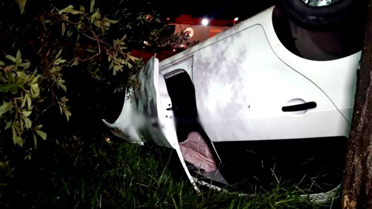 Jovem bêbado e sem habilitação capota carro após fugir da Lei Seca Jovem bêbado e sem habilitação capota carro após fugir da Lei Seca