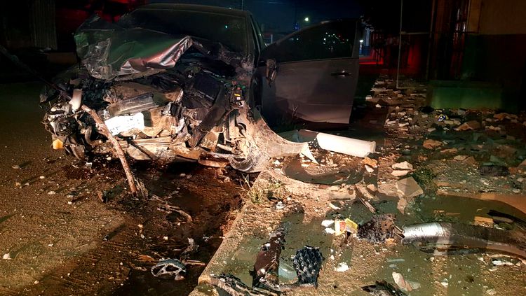 Motorista de aplicativo destrói muro de residência e casal é preso Motorista de aplicativo destrói muro de residência e casal é preso