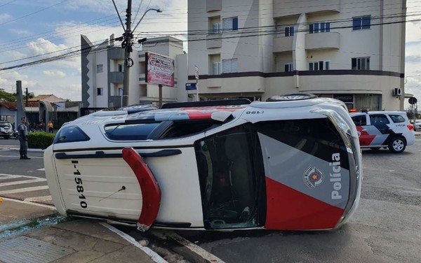 Jovem com CNH nova se atrapalha com pedais e bate carro em viatura da PM em Franca, SP