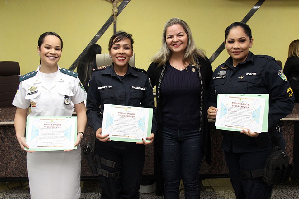 Policiais militares femininas são homenageadas por Vereadora Ada Dantas