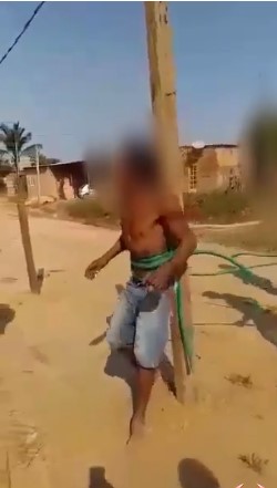Ladrão é amarrado em poste e surrado pela população na zona Leste; Veja vídeo Ladrão é amarrado em poste e surrado pela população na zona Leste; Veja vídeo