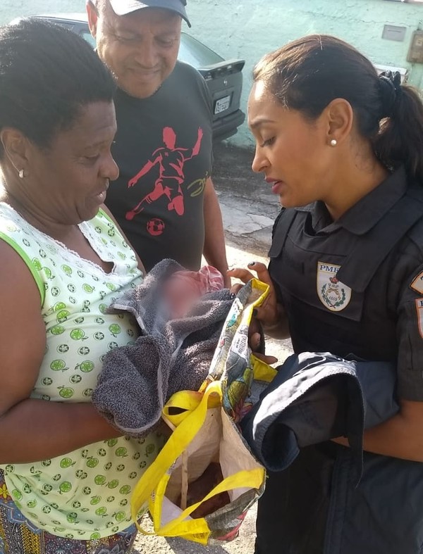 Recém-nascido é encontrado debaixo de carro em São Gonçalo, RJ