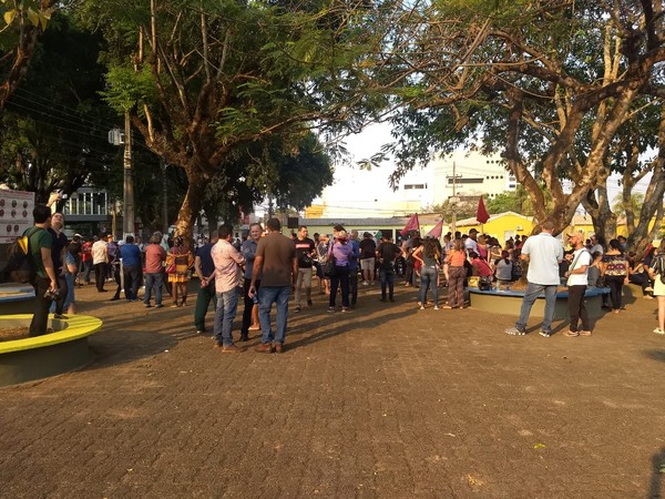 Professores e estudantes fazem manifestação em defesa da educação em Porto Velho