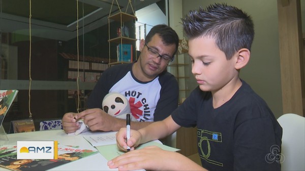 Menino de 9 anos realiza sonho e escreve livro com ajuda do pai em Vilhena, RO