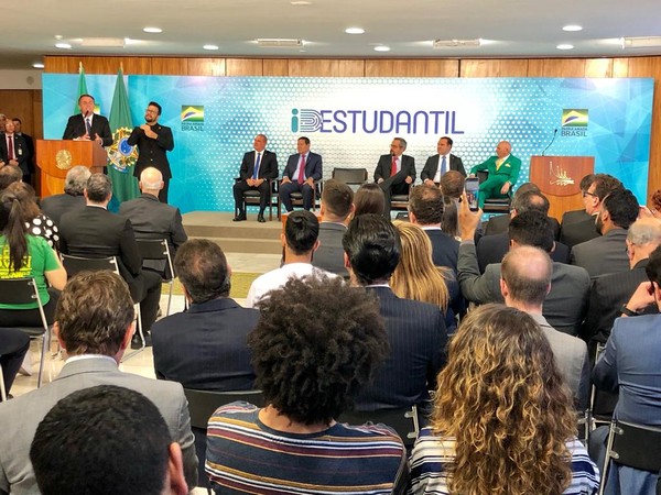 Bolsonaro assina MP que cria carteirinha estudantil digital, emitida pelo governo