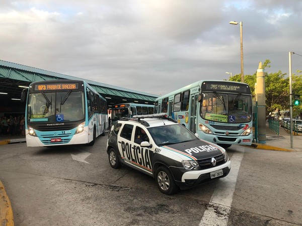 Ceará tem 5º dia de ataques a veículos e prédios públicos; ônibus são escoltados por policiais em Fortaleza2.jpg