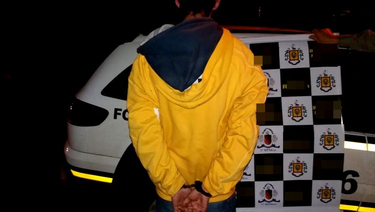 Filho ameaça matar mãe a facadas após agredir irmã por causa de droga Filho ameaça matar mãe a facadas após agredir irmã por causa de droga