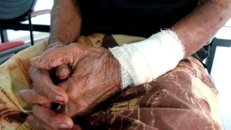 Filho é preso ameaçando decapitar pai de 73 anos na capital Filho é preso ameaçando decapitar pai de 73 anos na capital