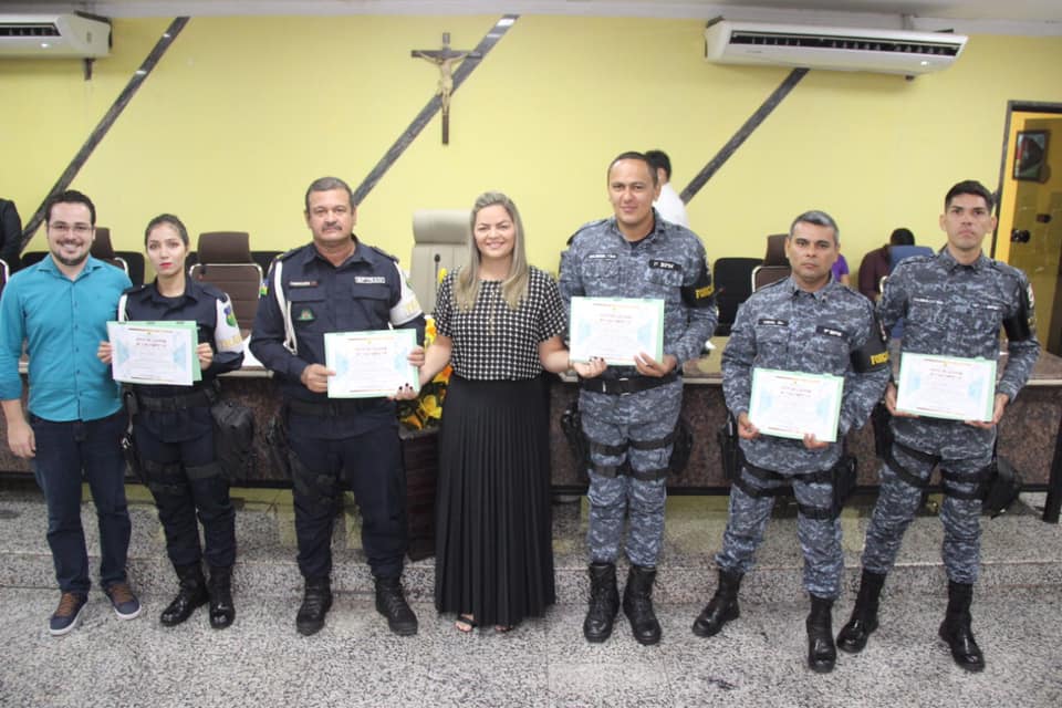 HOMENAGEM – Vereadora Ada Dantas entrega votos de louvor à policiais por atos de heroísmo