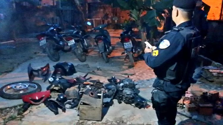 Polícia descobre esconderijo de várias motocicletas roubadas Polícia descobre esconderijo de várias motocicletas roubadas