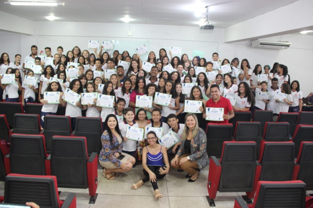 Alunos do Colégio Murilo Braga são homenageados por vereadora Ada Dantas Boabaid