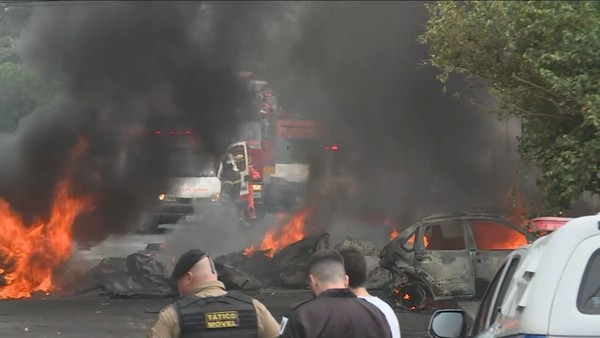 Avião de pequeno porte cai em bairro residencial de BH; três morrem.jpg