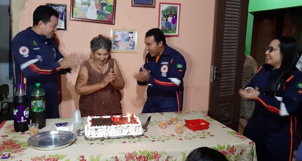 Idosa desmaia ao ganhar aniversário surpresa e canta ‘parabéns’ com socorristas do Samu.jpg