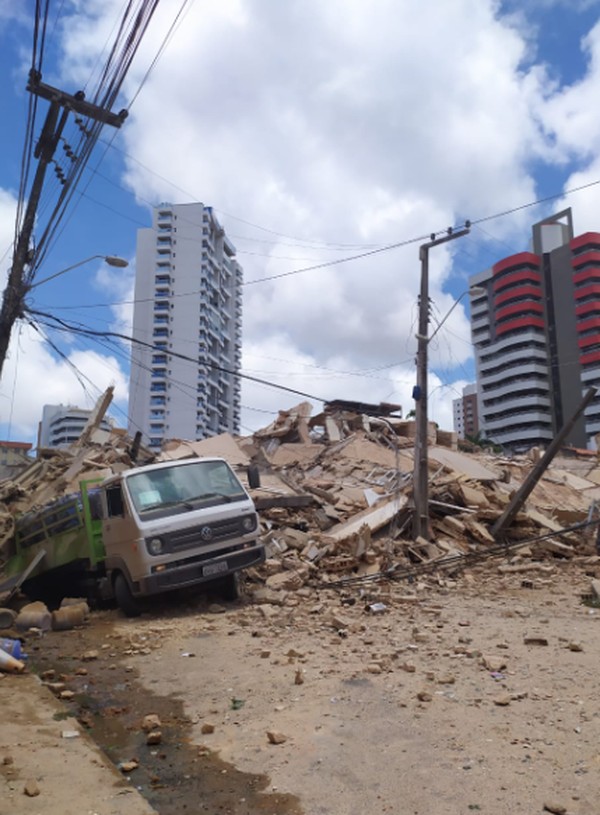 Prédio residencial desaba em Fortaleza