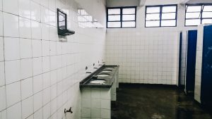 Aluna é esfaqueada no pescoço por colega em banheiro de colégio Aluna é esfaqueada no pescoço por colega em banheiro de colégio