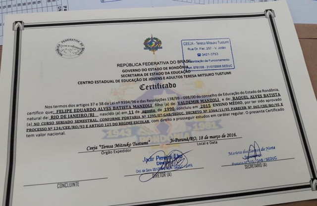 Polícia acaba com bando que vendia certificados de ensino médio falsos Polícia acaba com bando que vendia certificados de ensino médio falsos