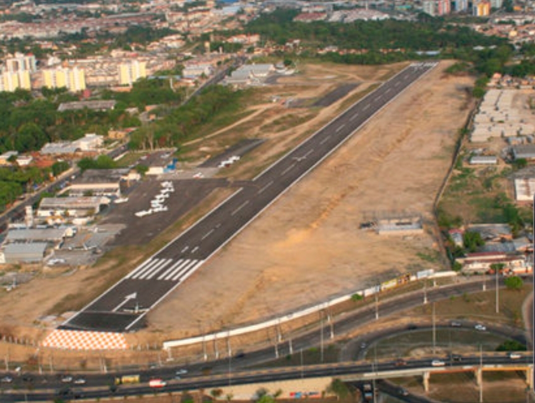Avião é apreendido com meia tonelada de drogas no Aeroclube Avião é apreendido com meia tonelada de drogas no Aeroclube