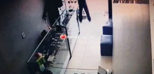 Vídeo mostra assaltantes fazendo arrastão em joalheria na capital Vídeo mostra assaltantes fazendo arrastão em joalheria na capital