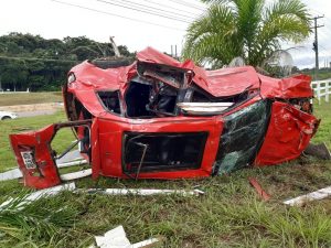 Casal fica ferido após capotamento na BR-364 em Porto Velho Casal fica ferido após capotamento na BR-364 em Porto Velho