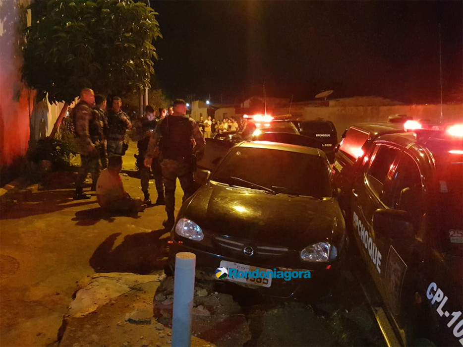 Motorista bêbado foge da PM e colide em viatura colide em viatura Motorista bêbado foge da PM e colide em viatura colide em viatura