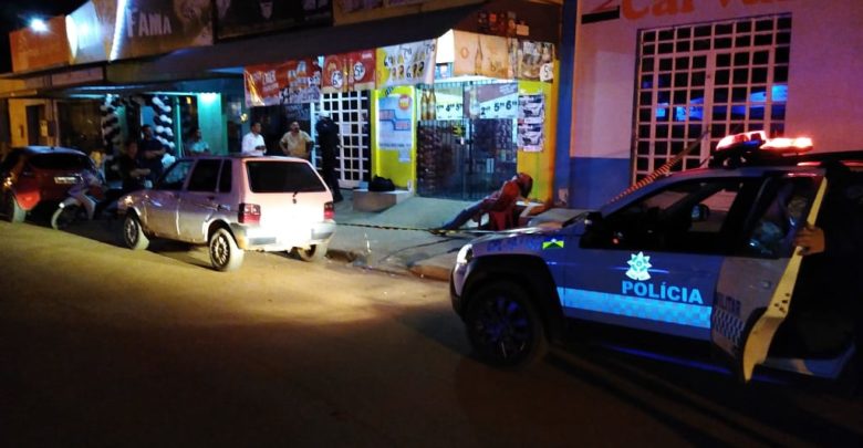 Cobrador é assassinado à tiros em mesa de Bar Cobrador é assassinado à tiros em mesa de Bar