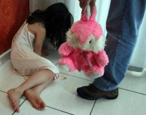Homem de 53 anos é flagrado abusando sexualmente de menina de três anos Homem de 53 anos é flagrado abusando sexualmente de menina de três anos