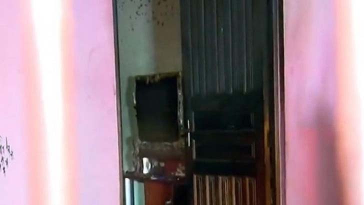 Filho coloca fogo na mãe e na casa onde moram Filho coloca fogo na mãe e na casa onde moram
