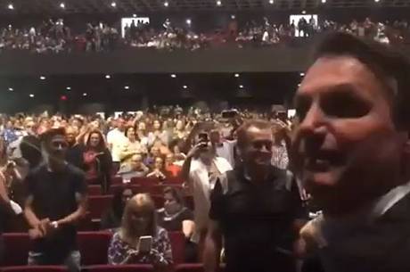 Bolsonaro vai a show de stand-up do pastor Cláudio Duarte em Brasília