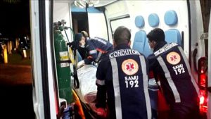 Dupla ataca jovem a pauladas e facadas após briga na zona Leste Dupla ataca jovem a pauladas e facadas após briga na zona Leste