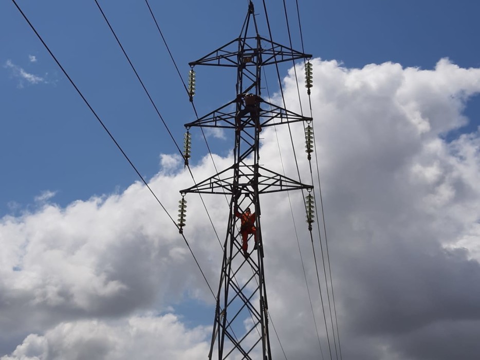 Homem sobe em torre e Energisa desligará energia em grande parte de Porto Velho