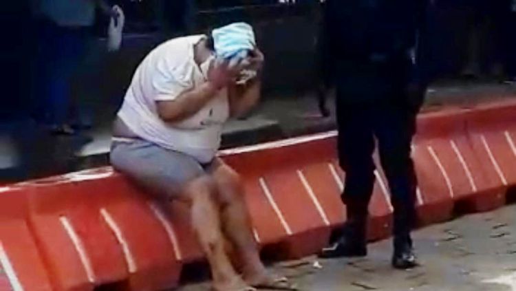 Mulher é agredida na cabeça por foragida na rodoviária de Porto Velho Mulher é agredida na cabeça por foragida na rodoviária de Porto Velho