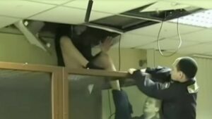 Satanista que matou irmã é capturada de cueca ao tentar fugir de tribunal – Veja vídeo Satanista que matou irmã é capturada de cueca ao tentar fugir de tribunal – Veja vídeo