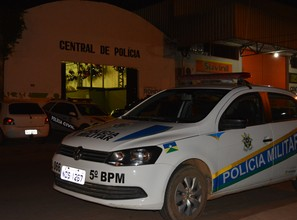 Quadrilha invade supermercado, amarra funcionário e tenta arrombar cofre Quadrilha invade supermercado, amarra funcionário e tenta arrombar cofre