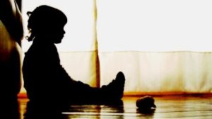 Mulher é presa após deixar filho só em casa e amarrado no sofá Mulher é presa após deixar filho só em casa e amarrado no sofá
