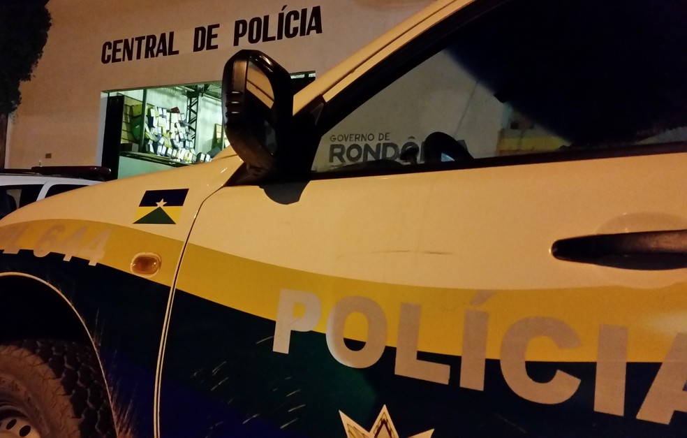 Motorista embriagado colide carro em viatura da PM