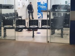 Homem faz mulher de refém dentro de Hospital Publico em RO Homem faz mulher de refém dentro de Hospital Publico em RO