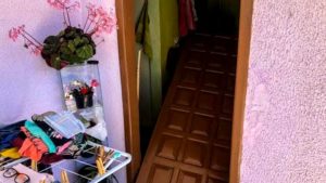 Família é agredida a coronhadas durante assalto em residência Família é agredida a coronhadas durante assalto em residência